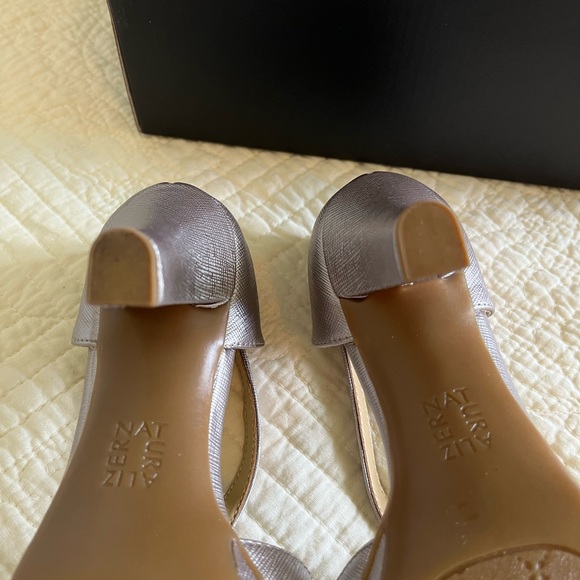 Shoes, heels, strap/buckle style - Picture 9 of 11